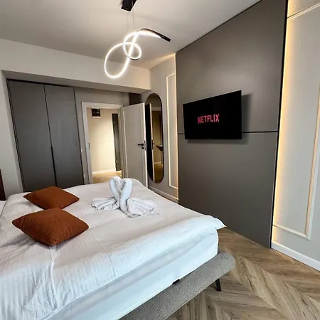 Yin 22nd Floor Panoramic View & King Bed, Parking * Kluž