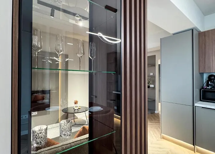 Yin 22nd Floor Panoramic View & King Bed, Parking דירה